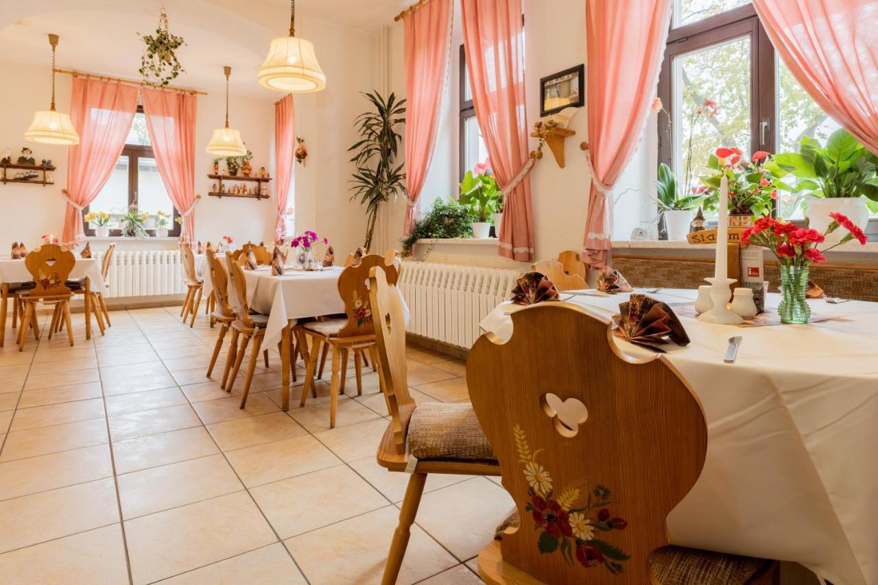 Hotel Carola Олбернау Екстериор снимка